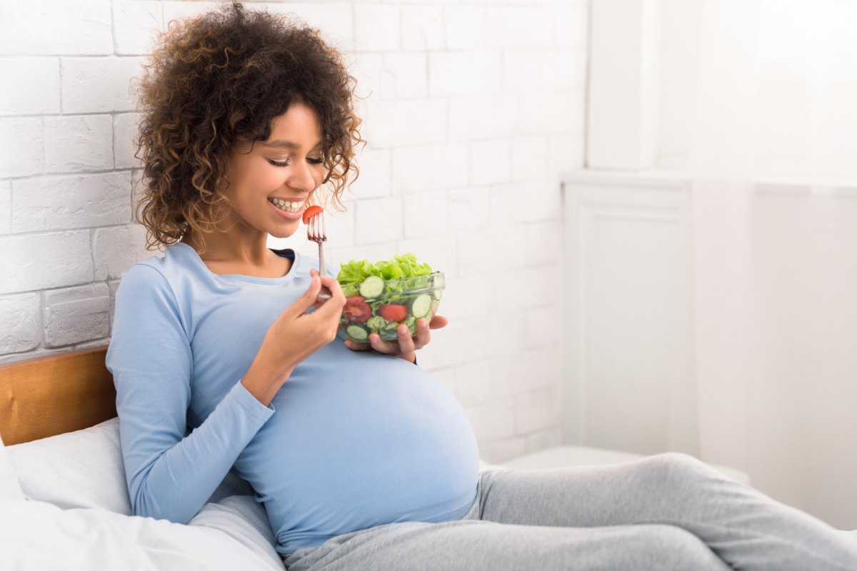 pregnant-woman-eating